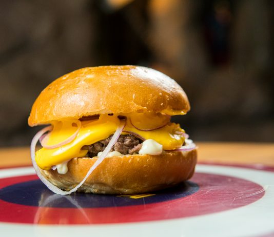 Dólar Furado Burger lança smash burger de R$ 10