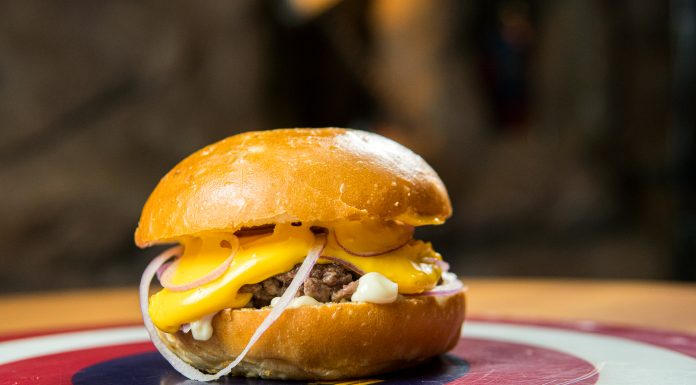 Dólar Furado Burger lança smash burger de R$ 10