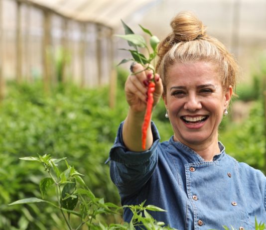 “A força da mulher na gastronomia” é o tema de lives da chef Leninha Camargo