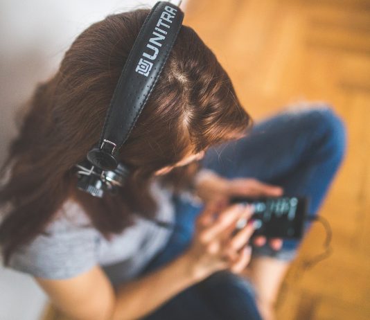 Surdez: especialista alerta para os sintomas e tratamento precoce