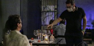 002Café promove noite de degustação de vinhos