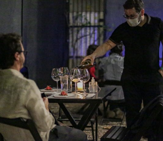 002Café promove noite de degustação de vinhos