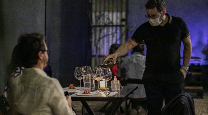 002Café promove noite de degustação de vinhos