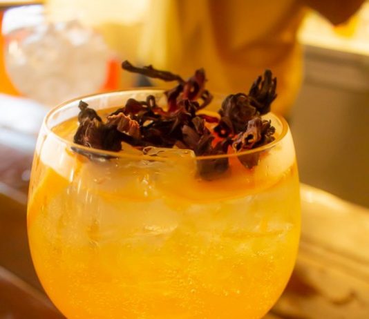 Santo Bar oferece drinque de cortesia para quem vacinou contra Covid