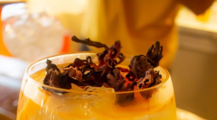 Santo Bar oferece drinque de cortesia para quem vacinou contra Covid