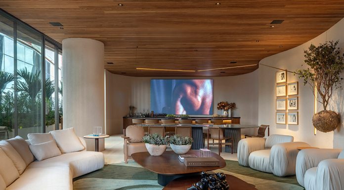 Formas orgânicas e tons terrosos pontuam o ambiente da Maai na CASACOR