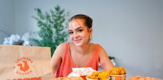 Nova campanha de Popeyes convoca Mel Maia para distribuir frango frito de graça
