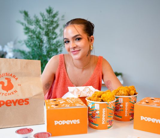 Nova campanha de Popeyes convoca Mel Maia para distribuir frango frito de graça