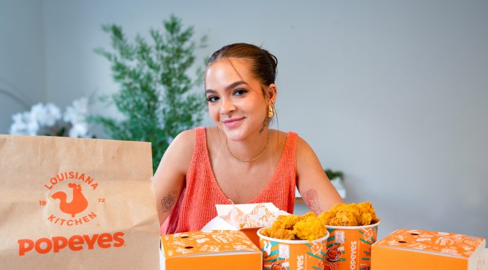 Nova campanha de Popeyes convoca Mel Maia para distribuir frango frito de graça