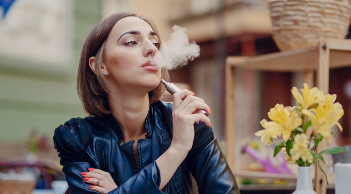Especialista alerta para impactos do uso do cigarro eletrônico na saúde bucal