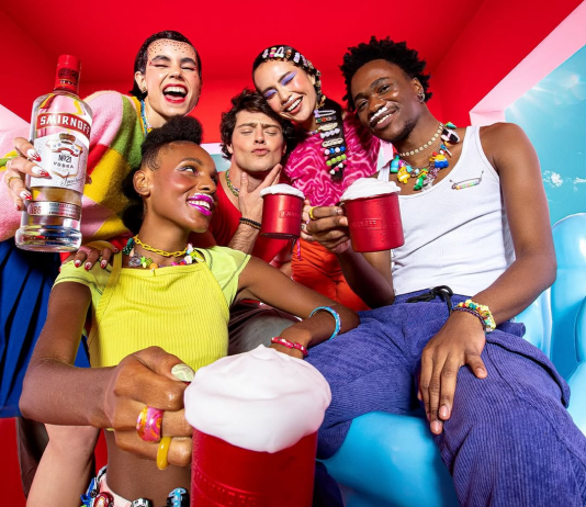 Smirnoff faz história no Lollapalooza Brasil 2025 com drinks sem álcool