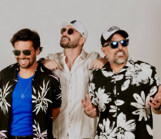 Pré-carnaval do bloco Eduardo & Mônica mistura rock e clima de bloquinho no Galpão 17