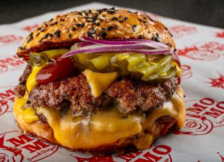Momo Smash Burgers inaugura no Setor Comercial Sul