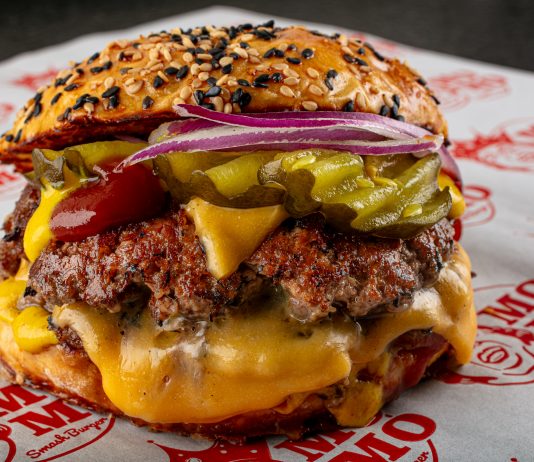 Momo Smash Burgers inaugura no Setor Comercial Sul