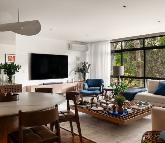 Apartamento em Brasília preserva piso original e transforma memória familiar em protagonista