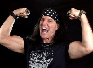 Primeiro vocalista do AC/DC se apresenta em Brasília