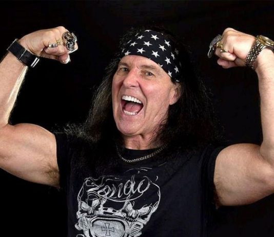 Primeiro vocalista do AC/DC se apresenta em Brasília