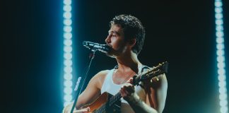 Tiago Iorc celebra dez anos de “Troco Likes” com show comemorativo