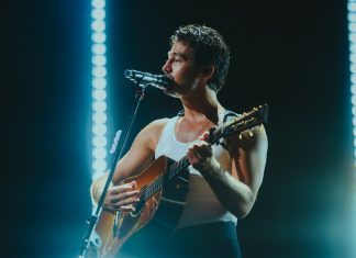 Tiago Iorc celebra dez anos de “Troco Likes” com show comemorativo