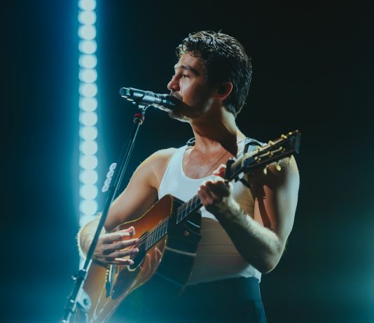 Tiago Iorc celebra dez anos de “Troco Likes” com show comemorativo
