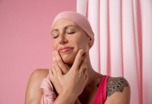 Outubro Rosa: queda de cabelo e lesões na pele requerem atenção durante o tratamento