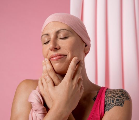 Outubro Rosa: queda de cabelo e lesões na pele requerem atenção durante o tratamento