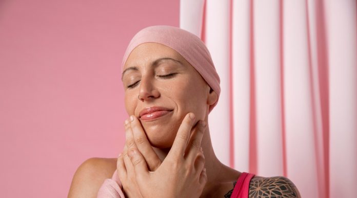 Outubro Rosa: queda de cabelo e lesões na pele requerem atenção durante o tratamento